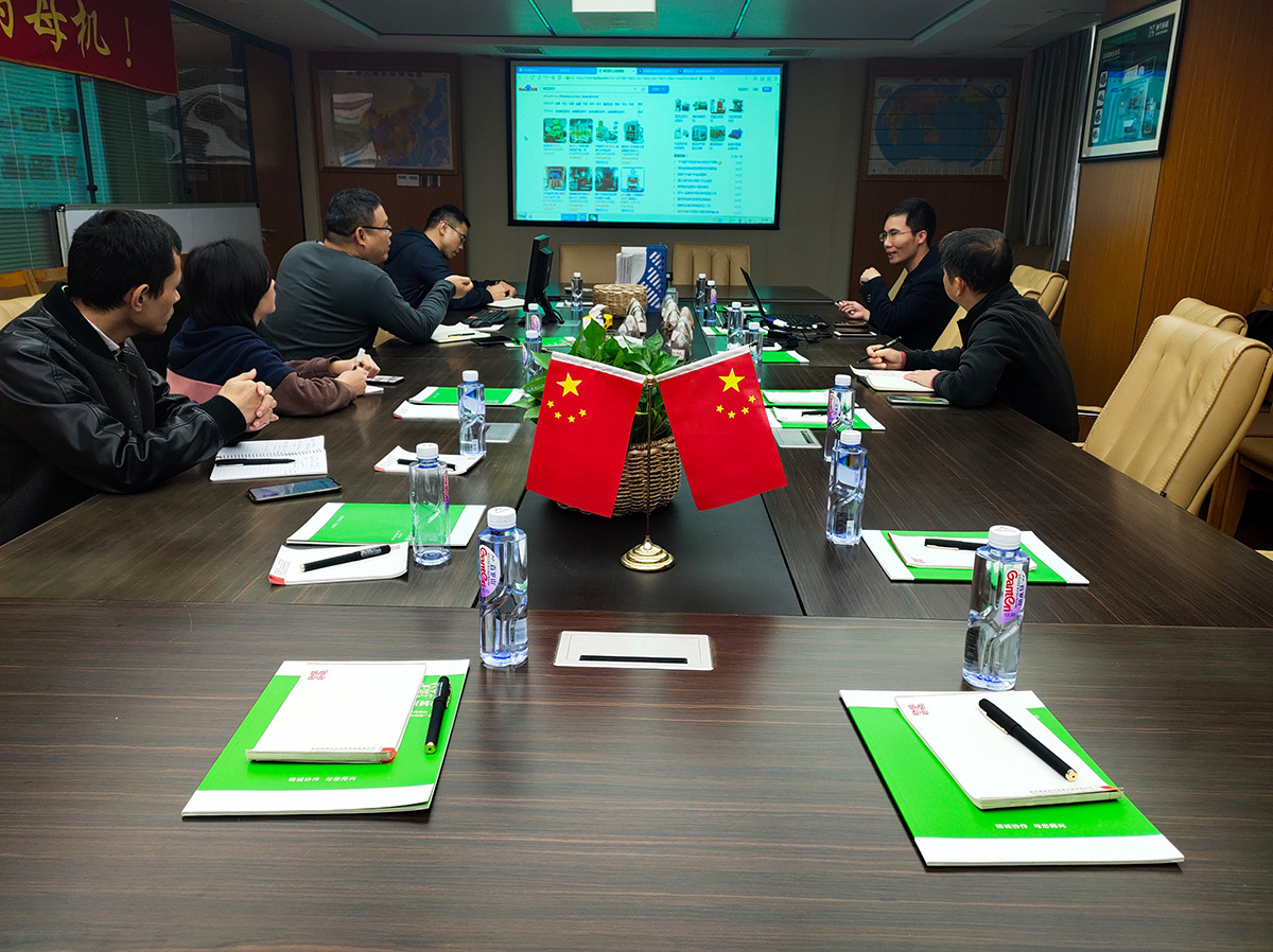 清(qīng)澈的海水(shuǐ)和郁郁蔥(cong)蔥的山脈(mo)是無價的(de)資産