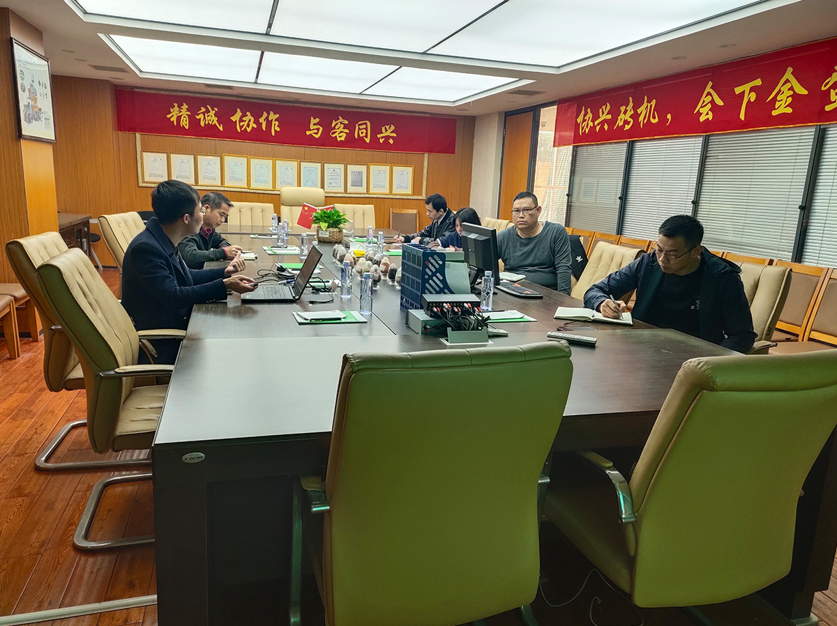 機器(qi)，電力，液壓都結(jié)合在一起，并由(you)PLC控制，并具有可(ke)選的鎖定密碼(ma)，以保護安全運(yun)行