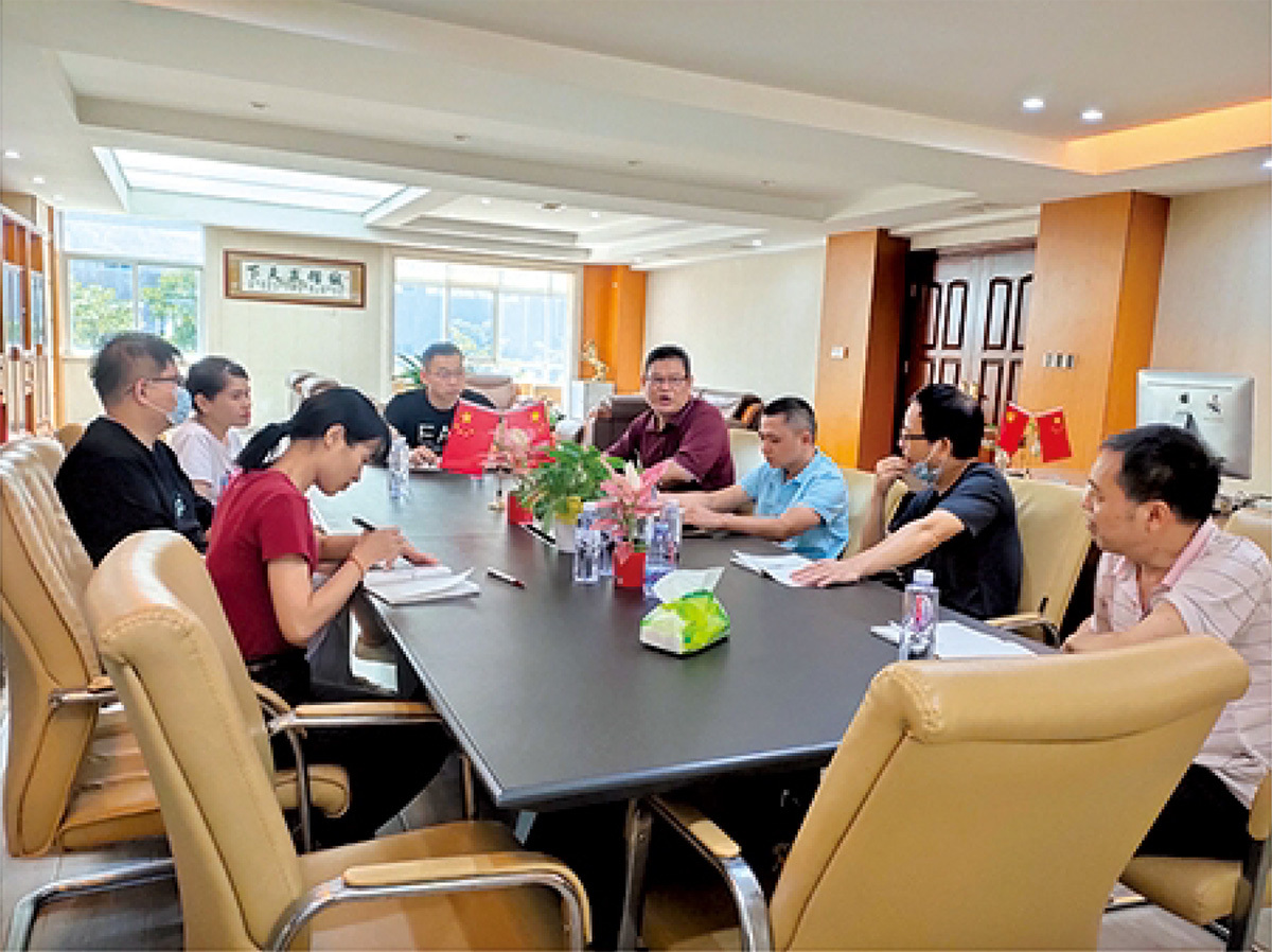 綠(lü)水青山就像金(jin)山銀山