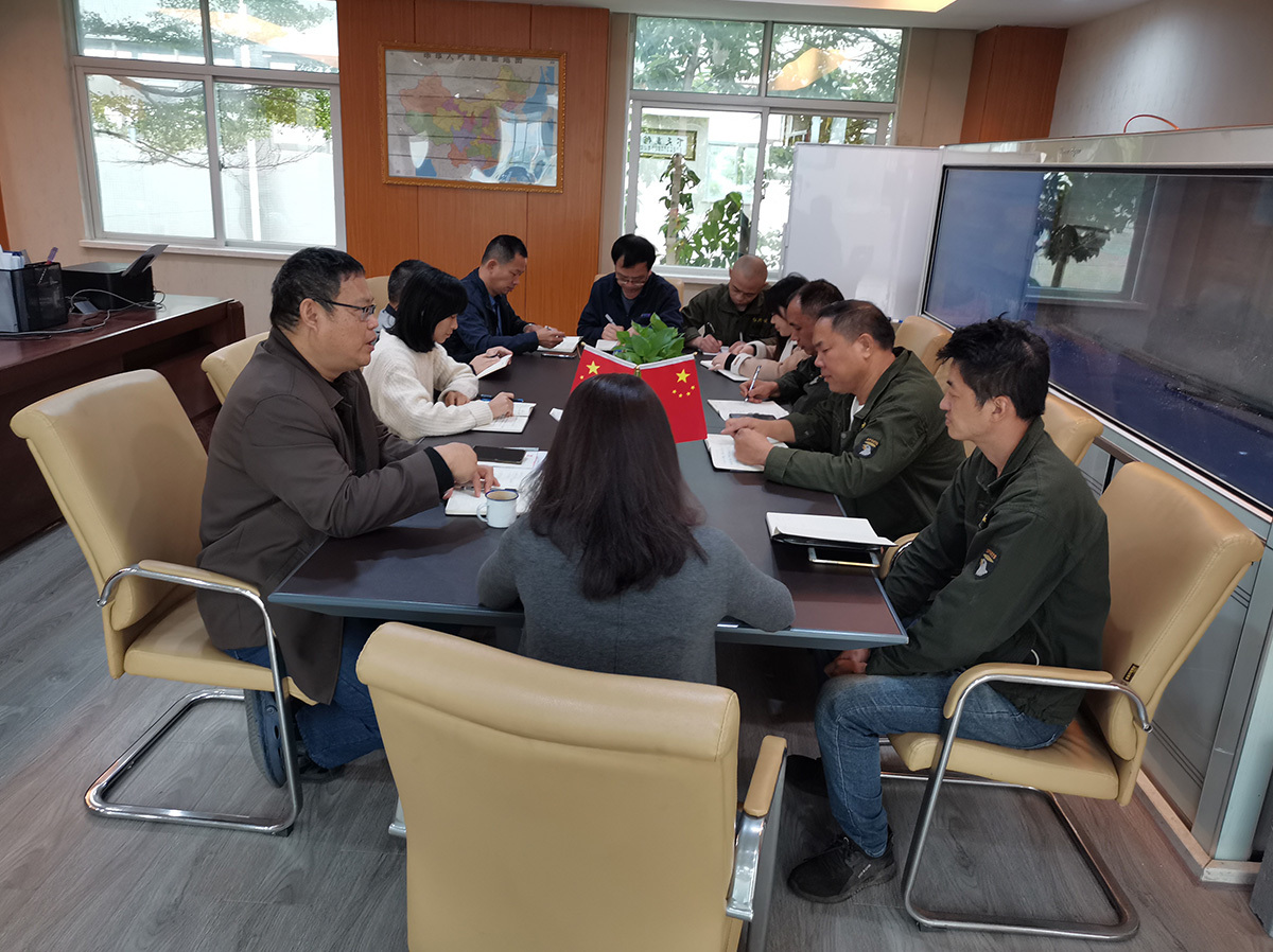 優秀的設計(ji)，如采用自動托(tuo)盤進料系統，物(wu)料輸送和布局(ju)系統