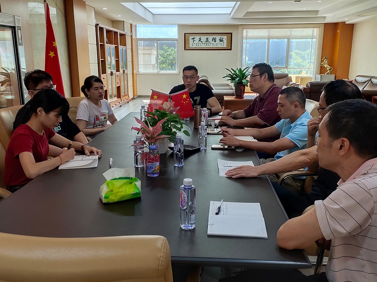 用途廣泛，可(kě)生産标準塊、空(kong)心砌塊、輕質砌(qi)塊、路面砌塊等(deng)，更适用于批量(liàng)生産标準塊和(he)空心砌塊。